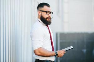 homme d'affaires contre un mur blanc photo