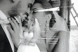 photo de beau couple sur la nature dans une cabane en bois