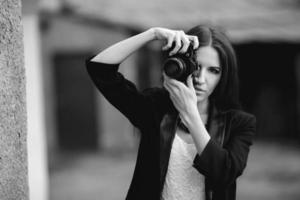 belle femme photographe posant avec appareil photo