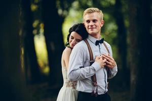 beau couple de mariage posant photo