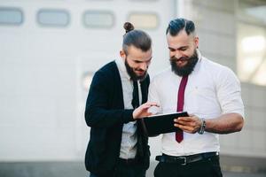 deux hommes d'affaires discutant de quelque chose photo