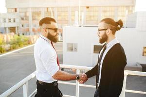 deux hommes d'affaires se serrant la main photo