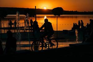 les gens passent du temps libre au bord de la rivière photo