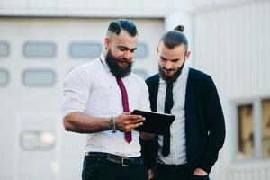 deux hommes d'affaires discutant de quelque chose photo