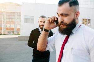 deux hommes d'affaires au travail photo