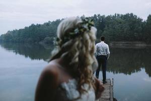 couple de mariage sur la vieille jetée en bois photo