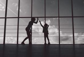 charmante famille passe du temps dans la salle de gym photo