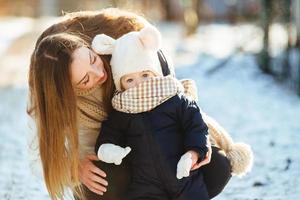 mère et fille dans la campagne enneigée photo