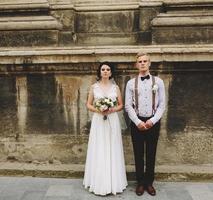 la mariée et le marié posant photo