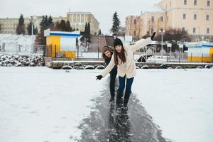 homme et femme patinent sur la glace photo