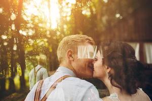 beau couple de mariage posant photo