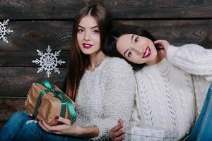 portrait de deux belles filles à noël photo