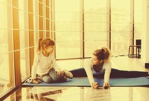 mère et fille s'amusent dans la salle de gym photo