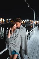 un couple d'amoureux au bord de l'eau photo