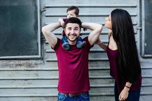 jeune famille avec un enfant photo