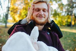 jeune famille et fils nouveau-né dans le parc d'automne photo