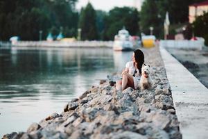 fille avec un chien sur la promenade photo