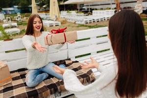 les filles se lancent des cadeaux photo