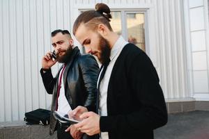 deux hommes d'affaires au travail photo