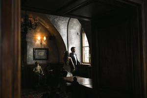 la mariée et le marié dans une maison confortable, photo prise avec la lumière naturelle de la fenêtre.