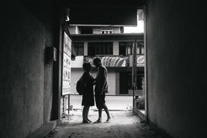 le charmant couple amoureux dans la rue photo