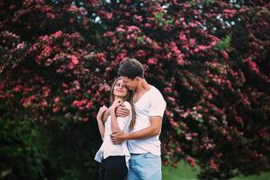 jeune couple heureux amoureux à l'extérieur photo