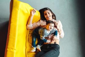 mère et petit fils jouent à la maison photo