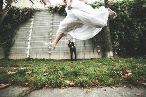 couple de mariés lors d'une promenade dans la ville photo