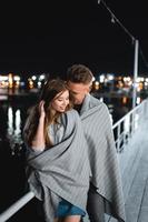 un couple d'amoureux au bord de l'eau photo