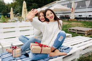 deux belles filles assises sur un banc photo