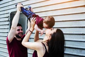 jeune famille avec un enfant photo