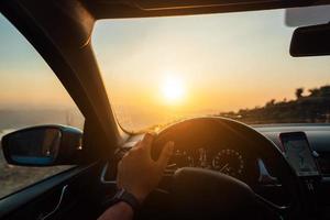 la route du succès - un conducteur voyageant sur une route photo