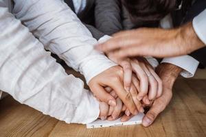 mains unies de l'équipe commerciale sur fond d'espace de travail photo