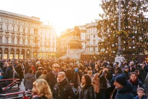 foule de gens marchant dans une rue animée photo