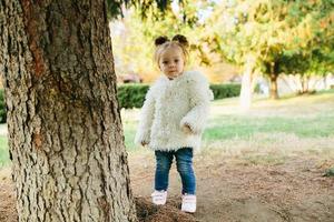 jolie petite fille joue à l'extérieur photo