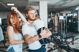 jeune famille avec petit garçon dans la salle de gym photo