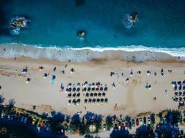 plage avec chaises longues au bord de l'océan photo
