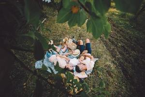 famille heureuse sur la pelouse du parc photo