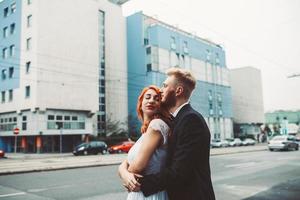 couple de mariés dans un bâtiment futuriste photo