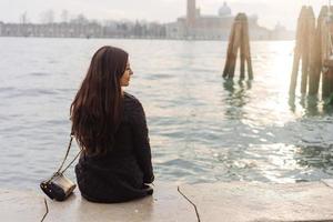 fille assise au bord du grand canal photo