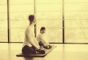 charmante famille passe du temps dans la salle de gym photo