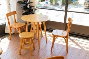 table et chaise vides dans un café photo