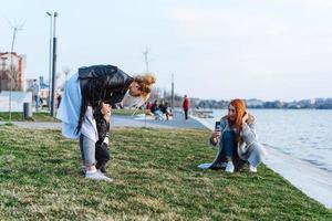 deux femmes et un petit garçon sur le lac photo