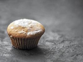 gâteaux sur un fond de pierre sombre photo