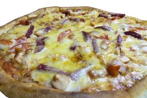 Pizza italienne. pizza classique avec saucisse photo