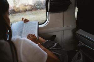 jeune femme heureuse assise dans le bus de la ville photo