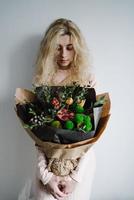 portrait d'une jeune fille au bouquet photo