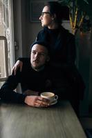 jeune homme et femme posant à l'intérieur photo