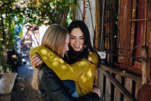 filles de la mode posant dans la rue photo