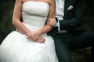 beau couple de mariage assis dans les bois photo